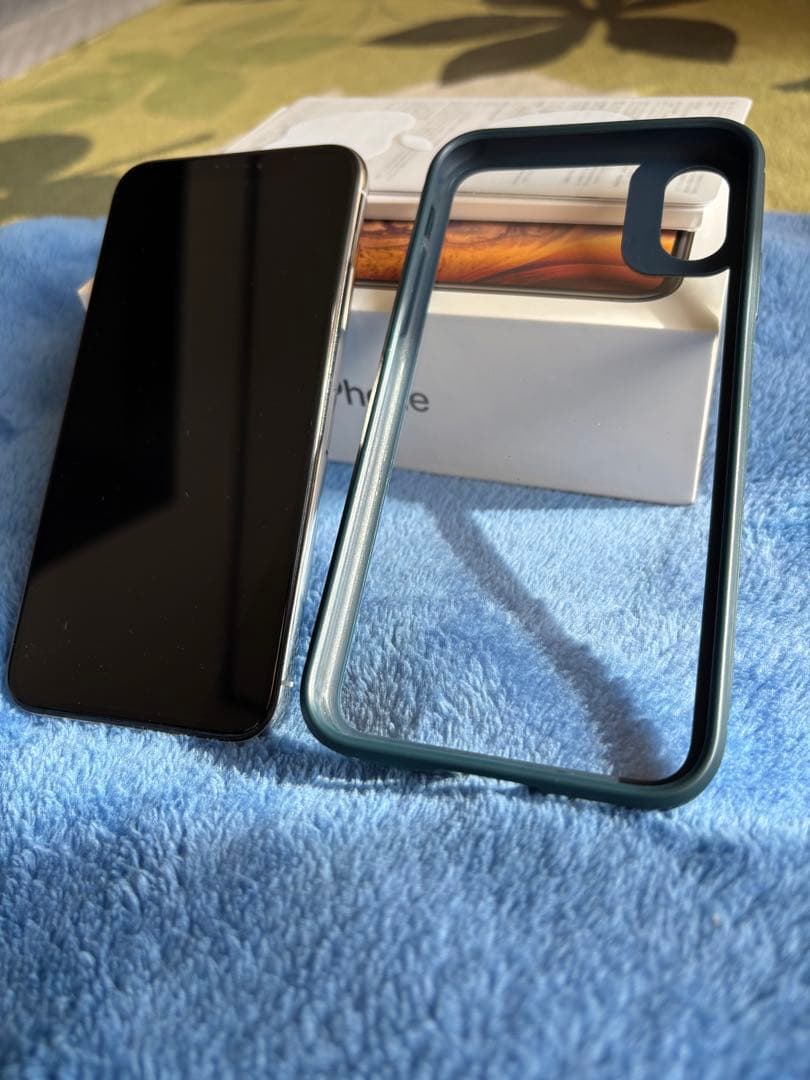 美品　箱、ケース付きiPhoneXS