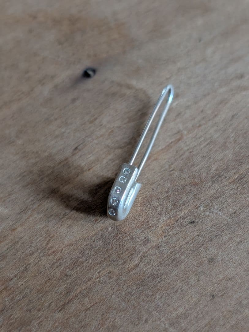 chigoチーゴ　 ロックな安全ピンピアス　ダイヤつき　SILVER