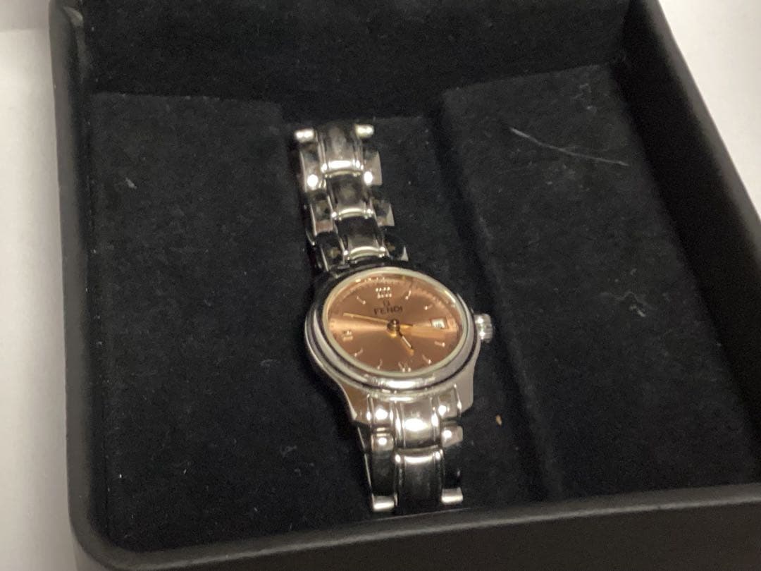 美品稼働品FENDI アナログ時計 シルバー/ブラウン本物