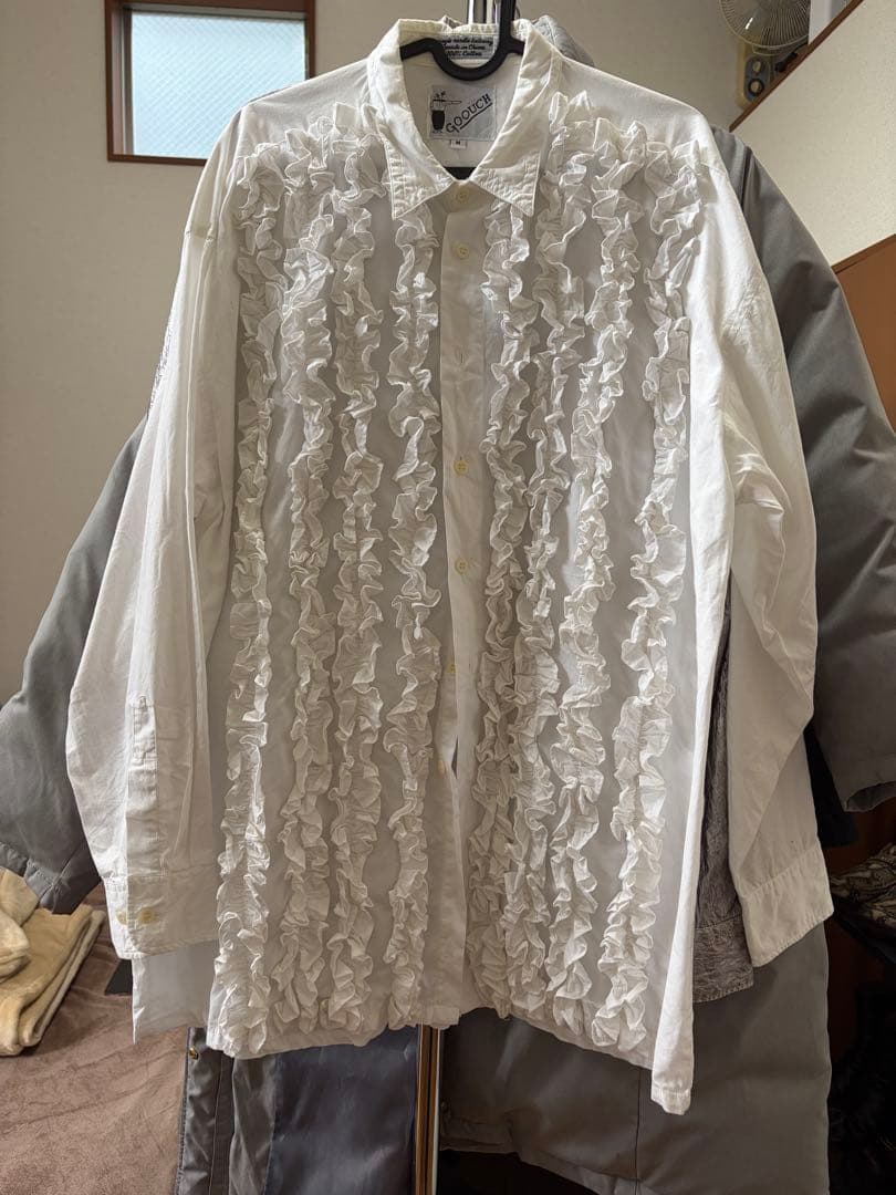 フリル付きホワイト長袖シャツ　GOOUCH フリルシャツ