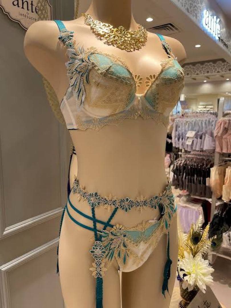 希少　店舗限定商品　サルート　G65 王家の紋章　ブラジャーTバックセット