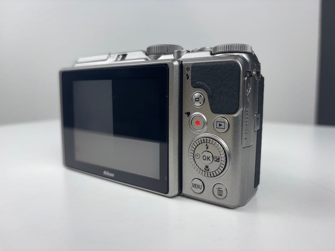 【極美品】Nikon COOLPIX A900 シルバー　デジタルカメラ