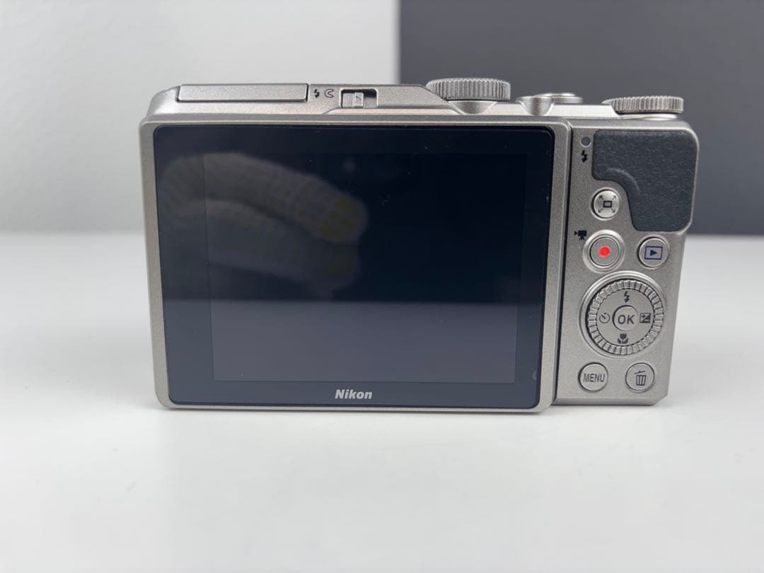 【極美品】Nikon COOLPIX A900 シルバー　デジタルカメラ