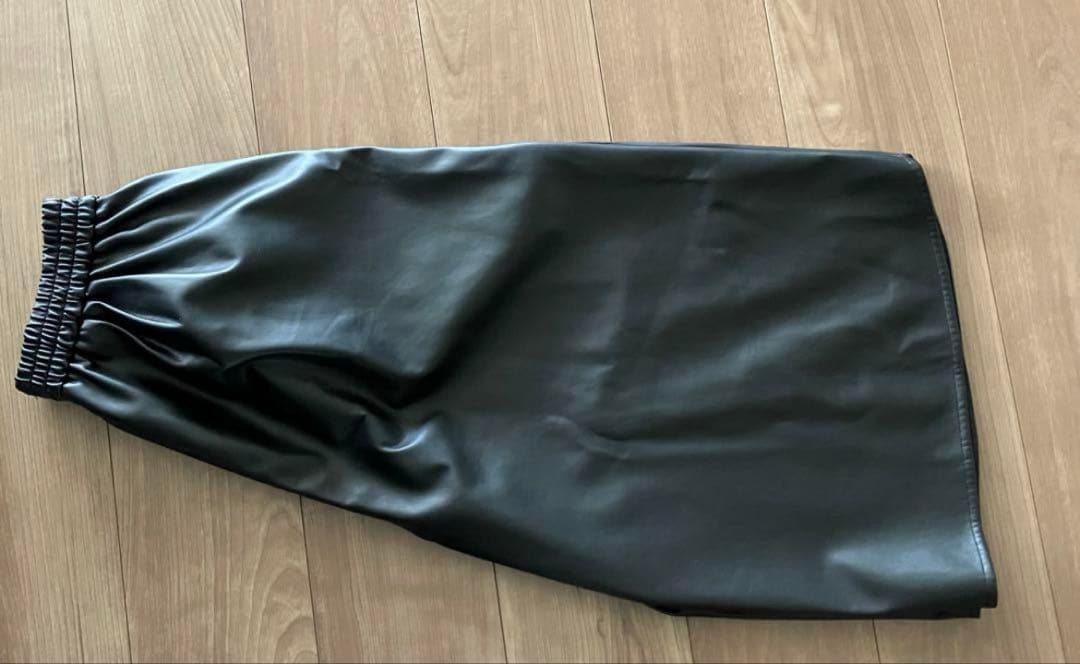 hailee レザー風パンツ　キュロット