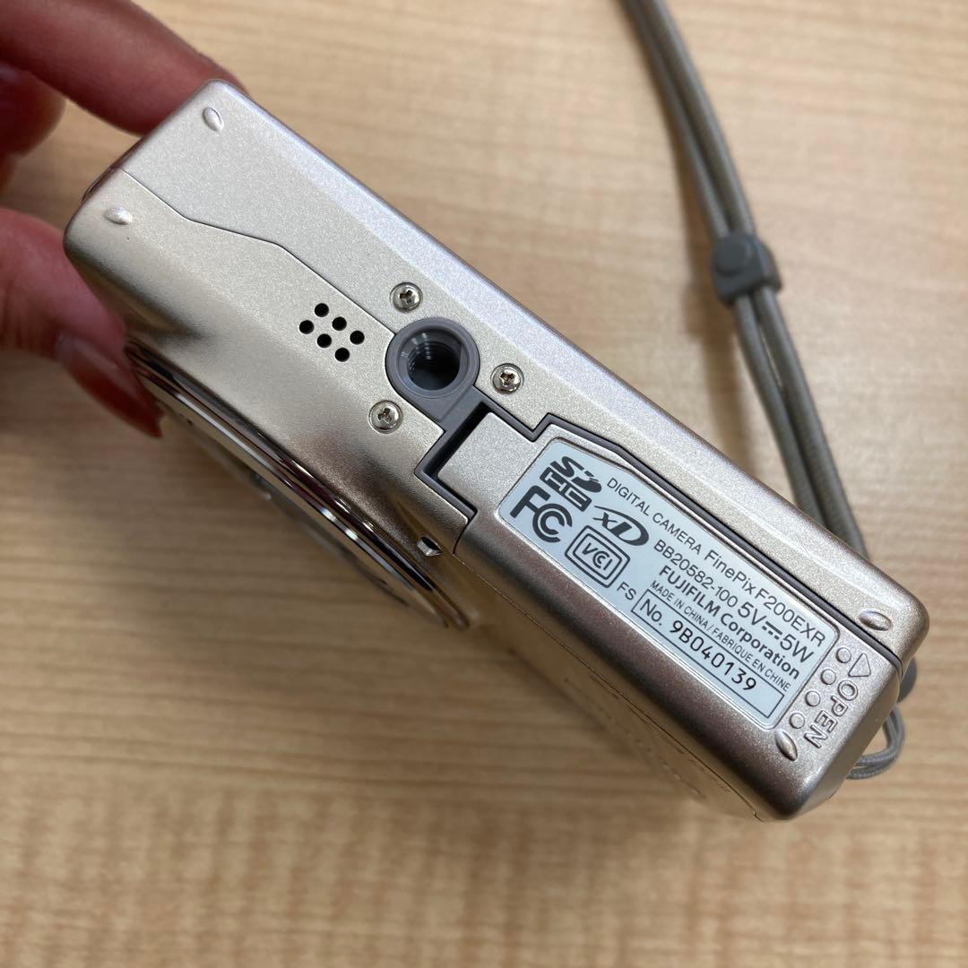 富士フイルム FUJIFILM FinePix F200EXR デジカメ