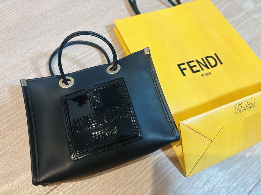 美品！早い者勝ち⭐︎FENDI 黒 レザーハンドバッグ　即購入可！