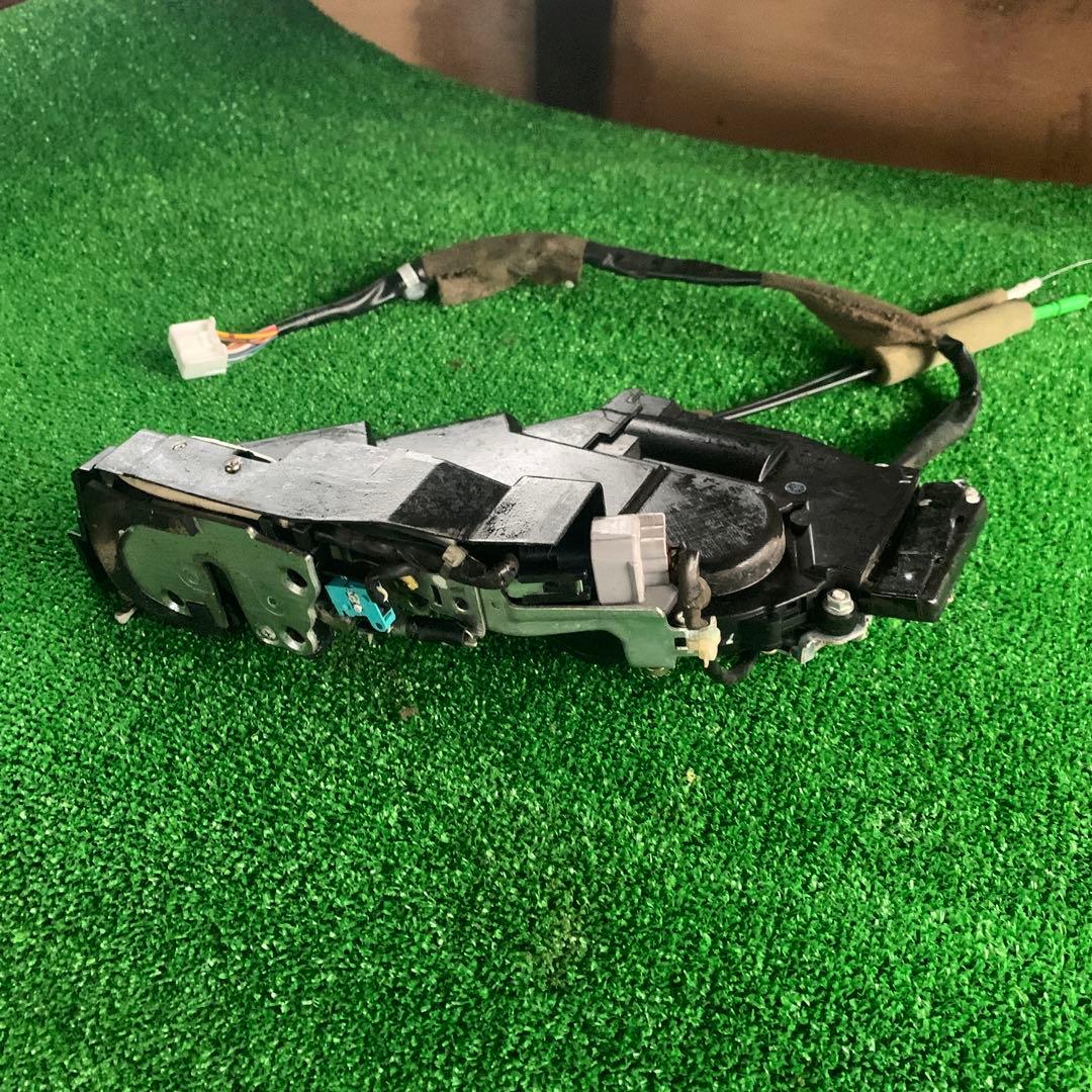 トヨタ　セルシオ　30 31 後期　純正ドアロックアクチュエーター右リア　中古品