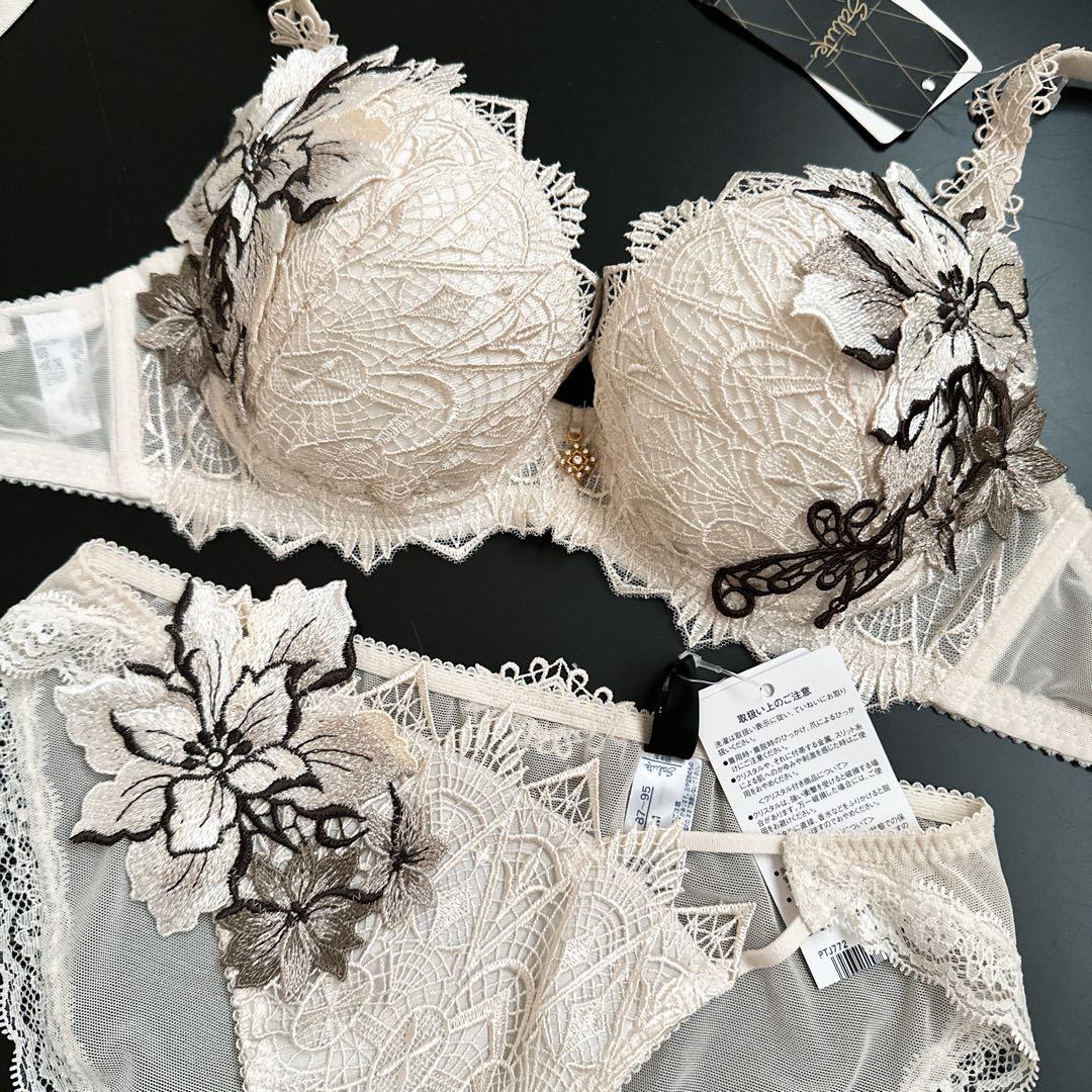 ワコール/サルート 72 新品タグ付 P-upブラショーツD70