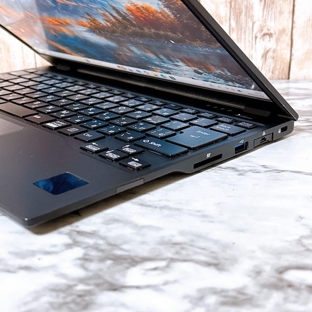 【超美品】すぐ使える軽量パソコン 10世代i5＆爆速SSD/メモリ8GB カメラ