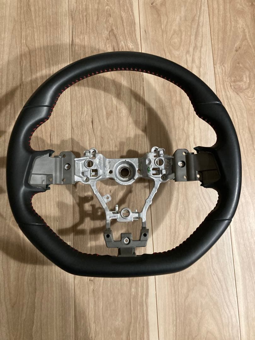 スバル　 ステアリングホイール 赤ステッチ