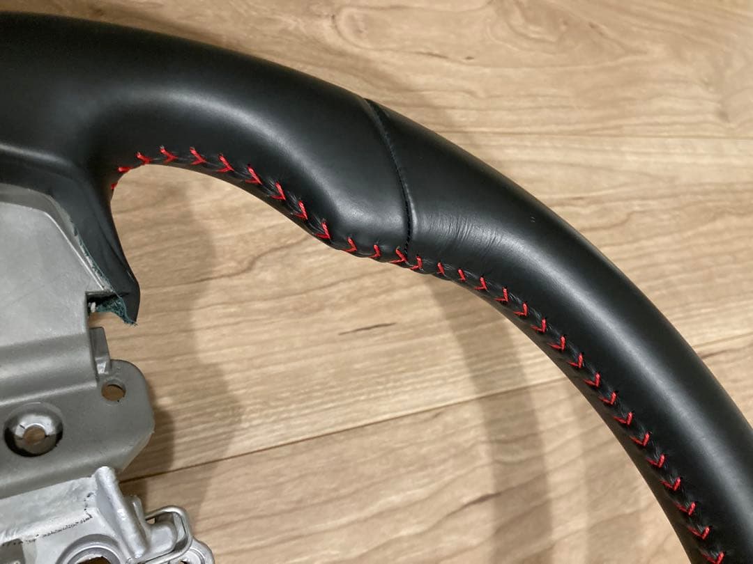 スバル　 ステアリングホイール 赤ステッチ