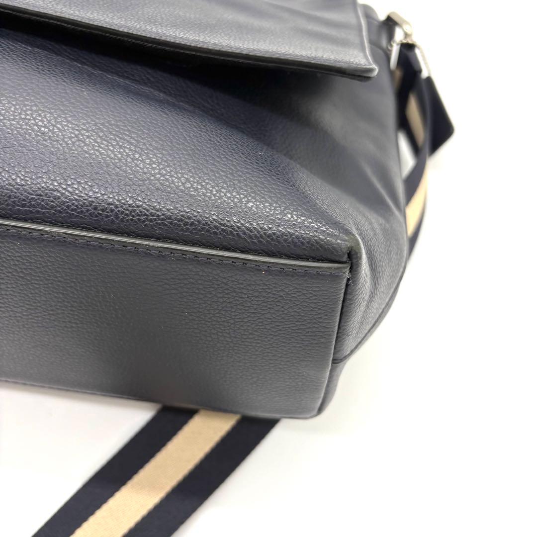 【極美品】コーチ　メッセンジャーバッグ　ヘリテージ　ロゴ型押し　レザー　ネイビー