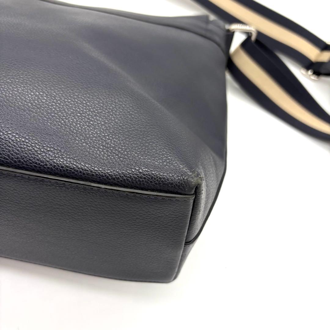 【極美品】コーチ　メッセンジャーバッグ　ヘリテージ　ロゴ型押し　レザー　ネイビー