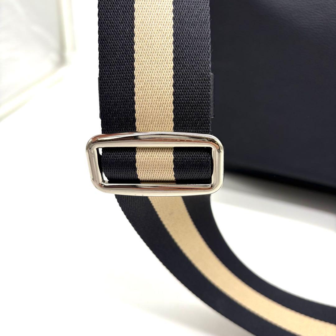 【極美品】コーチ　メッセンジャーバッグ　ヘリテージ　ロゴ型押し　レザー　ネイビー