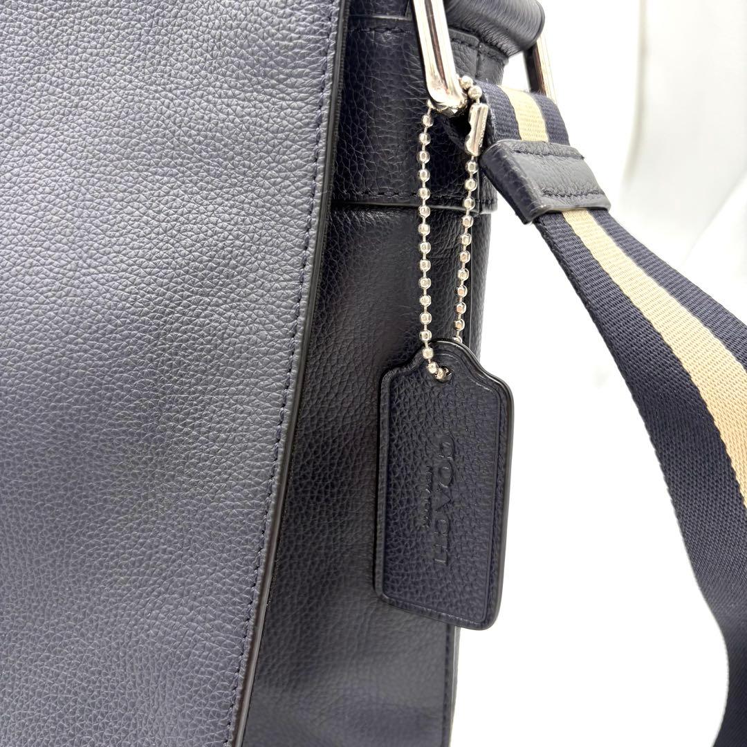 【極美品】コーチ　メッセンジャーバッグ　ヘリテージ　ロゴ型押し　レザー　ネイビー