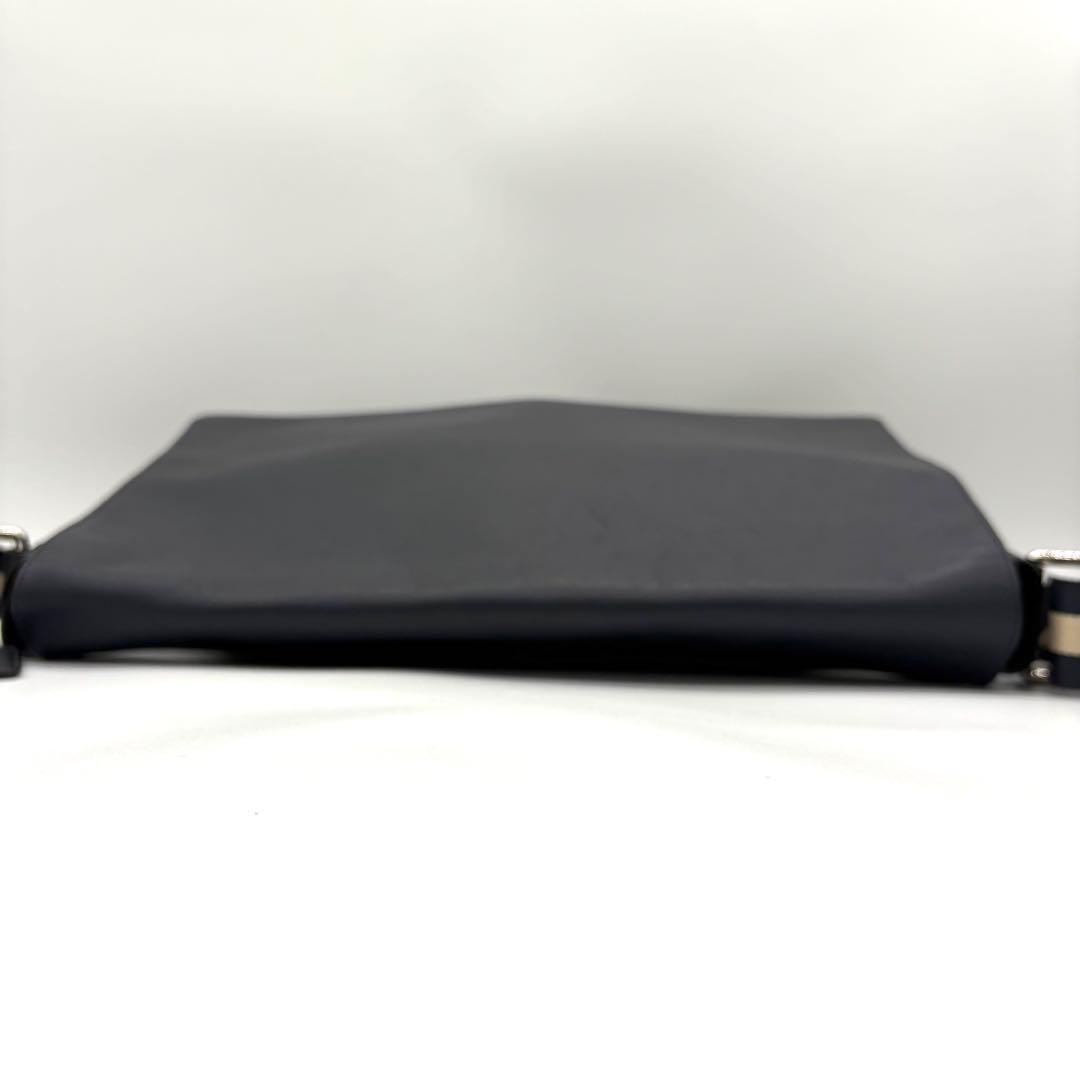 【極美品】コーチ　メッセンジャーバッグ　ヘリテージ　ロゴ型押し　レザー　ネイビー