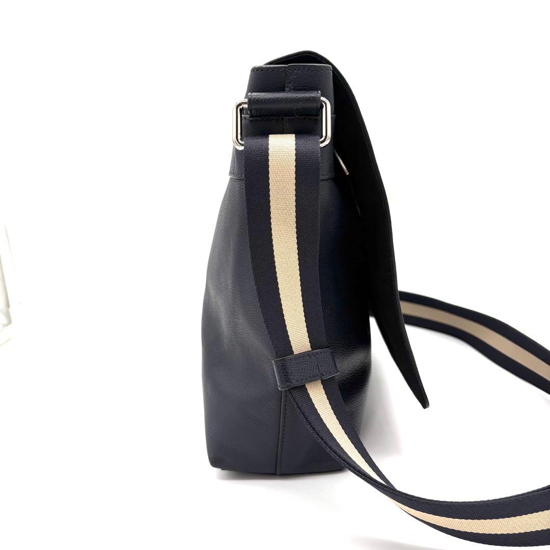 【極美品】コーチ　メッセンジャーバッグ　ヘリテージ　ロゴ型押し　レザー　ネイビー