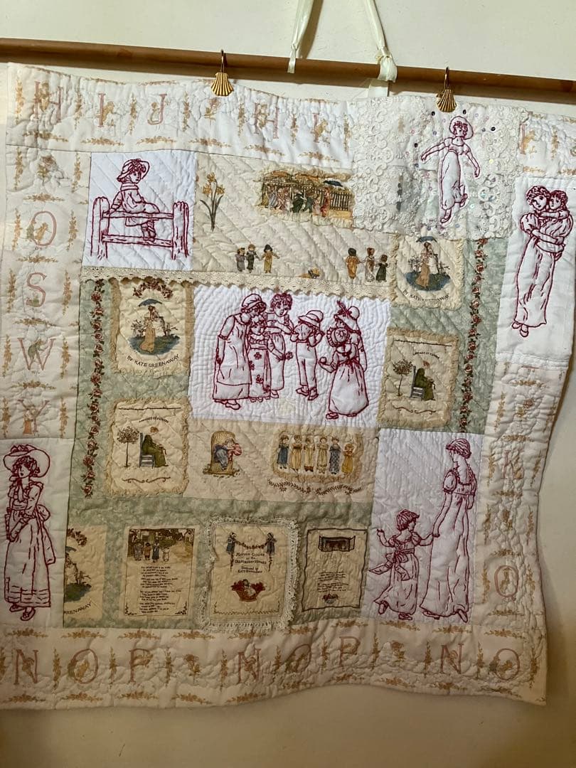 ケイトグリーナウェイの図案のレッド刺繍と生地のパッチワークキルトタペストリー