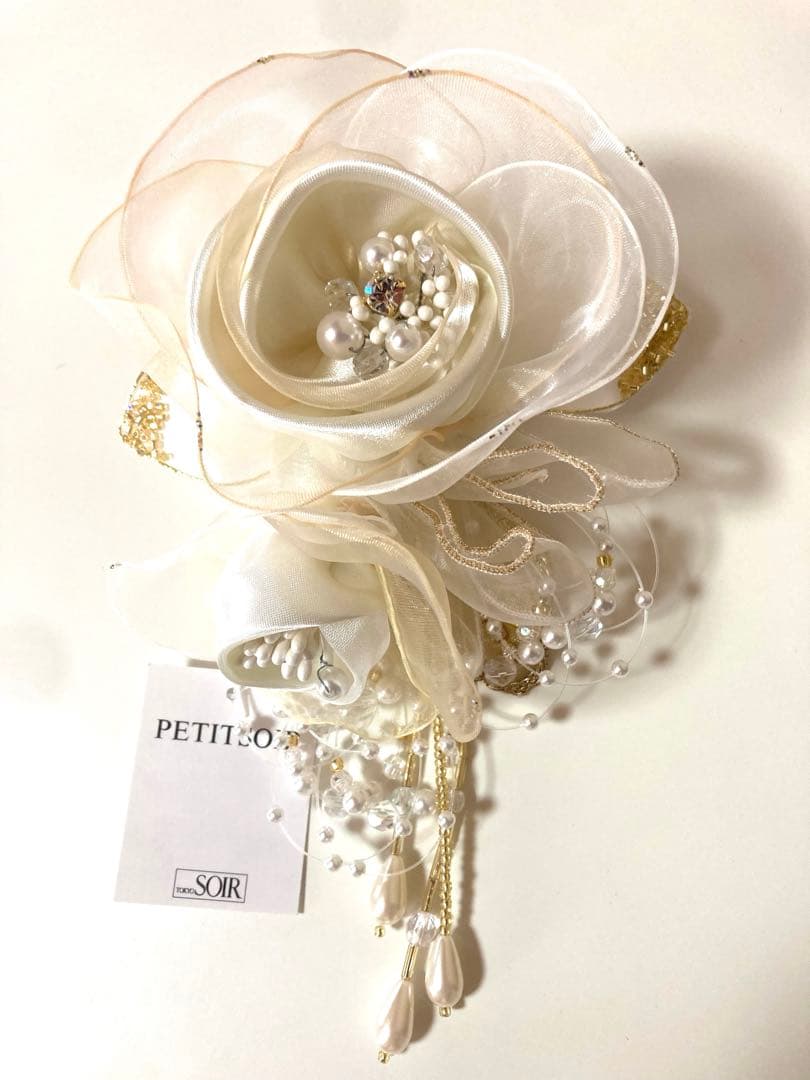 東京ソワール　PETITSOIR コサージュ ブローチホワイト色　新品未使用