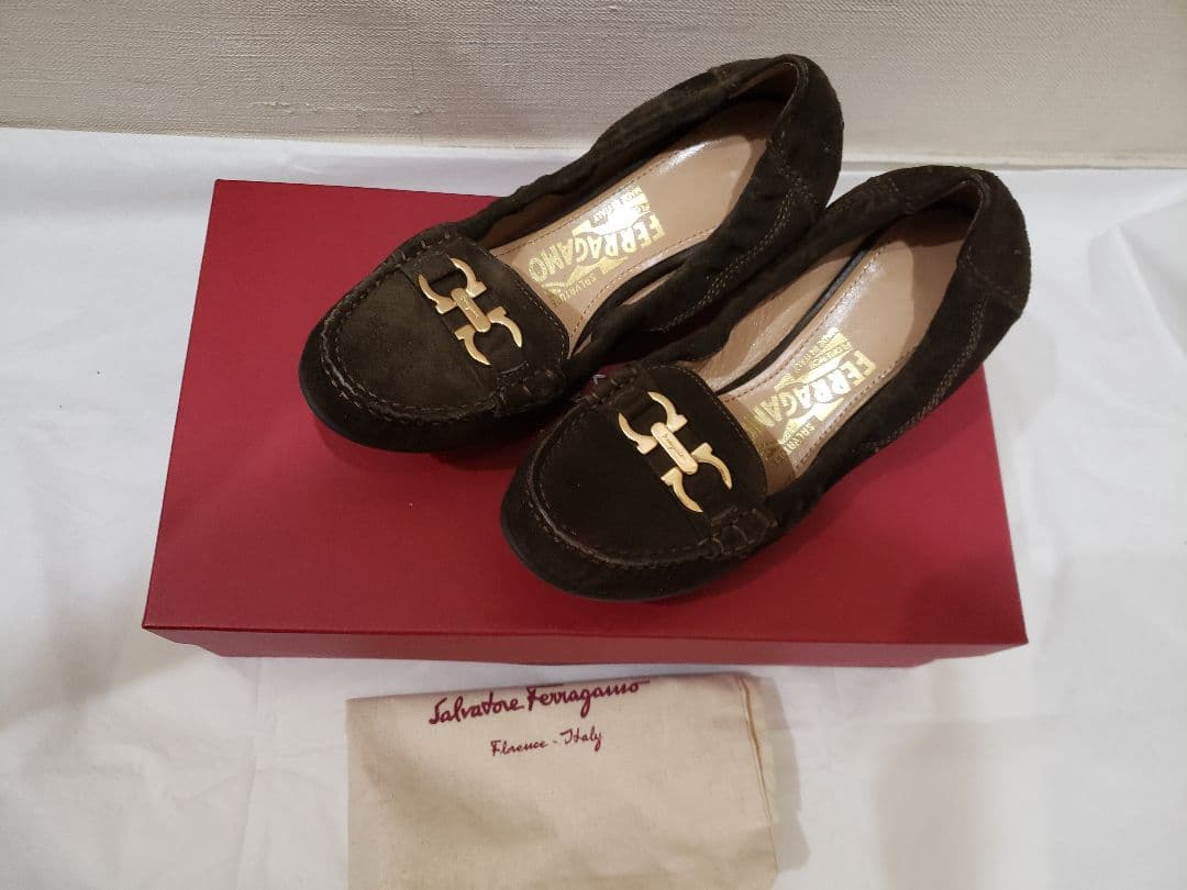 Ferragamoのスエードパンプス