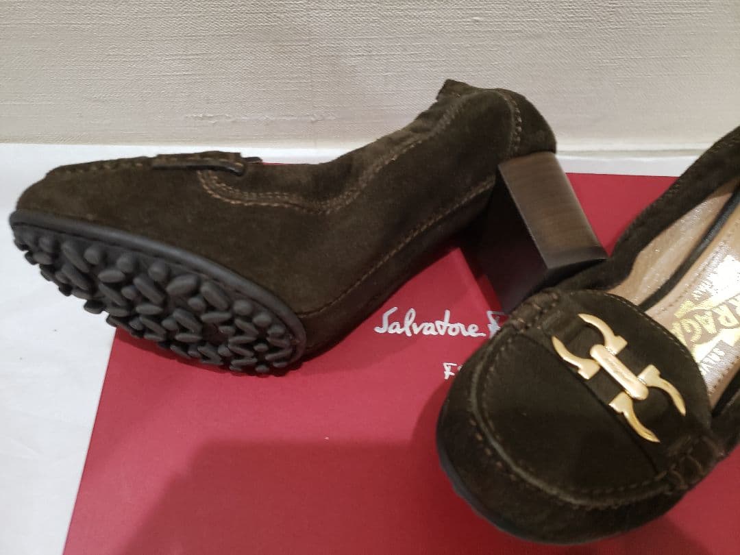 Ferragamoのスエードパンプス