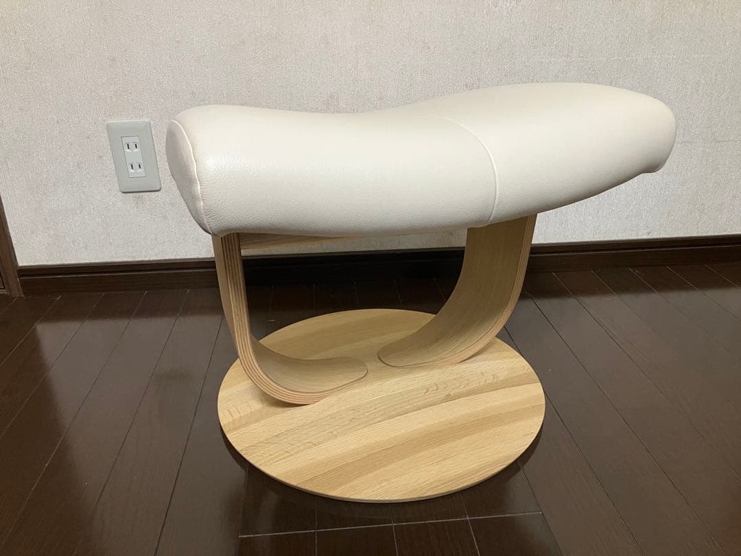 お*ん様 カリモクChitano クリームレザー オットマン　スツール