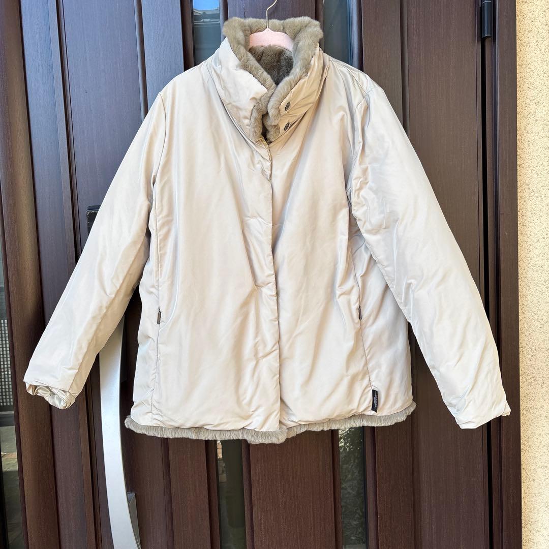 ファー付きベージュダウンジャケット