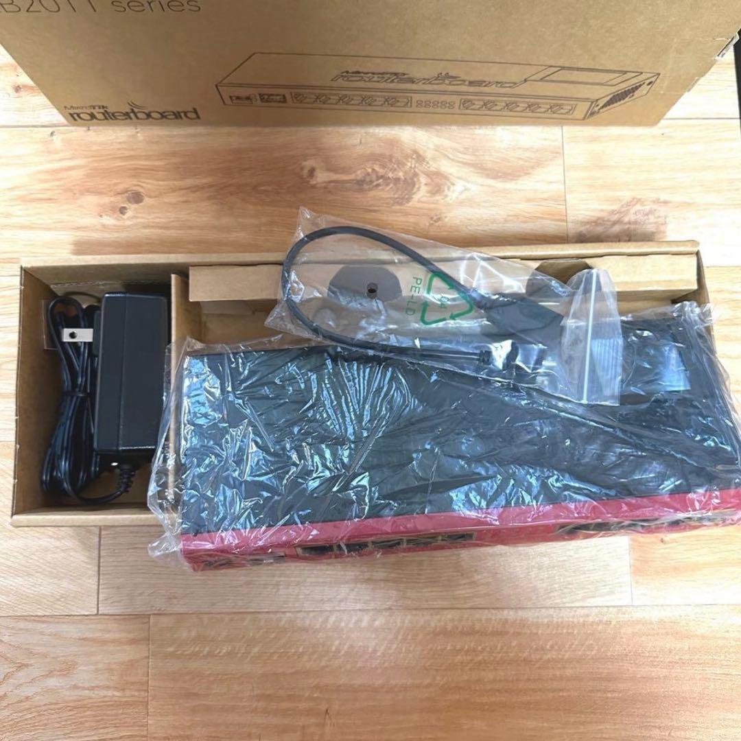 【新品未使用】MikroTik routerboard RB2011