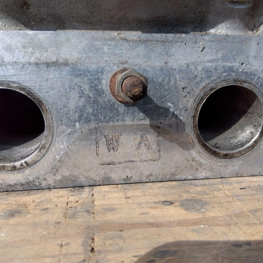 いすゞPFジェミニ シリンダーヘッドとバルブ2本