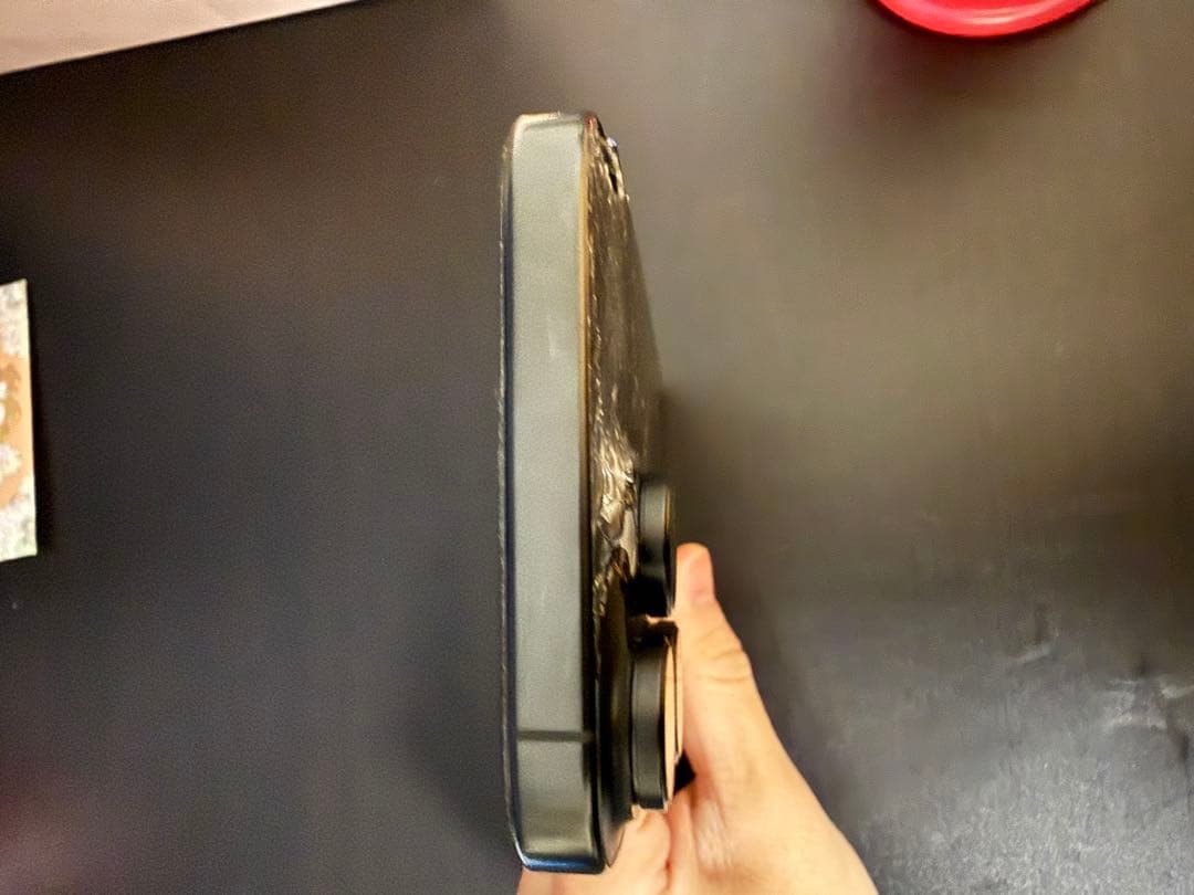 iPhone16Pro Max 256GB「背面に損傷あり」