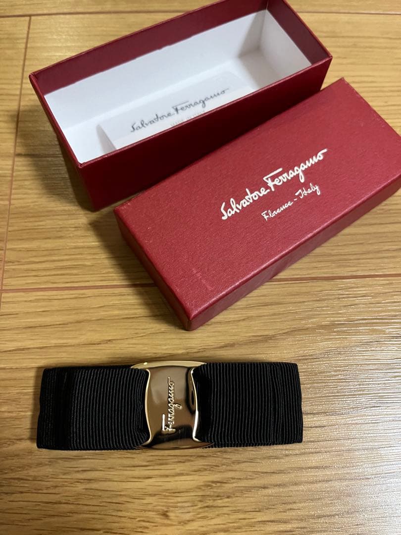 フェラガモ　バレッタ　黒　リボン　ゴールド