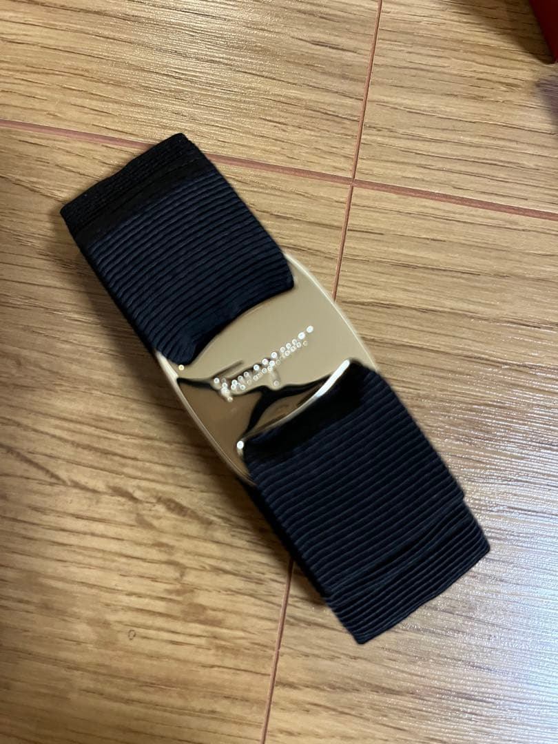 フェラガモ　バレッタ　黒　リボン　ゴールド