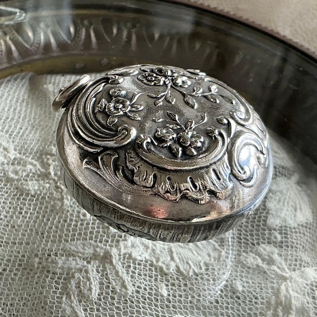 【C】フランスアンティーク　すずらん　ピルケース　シルバープレート