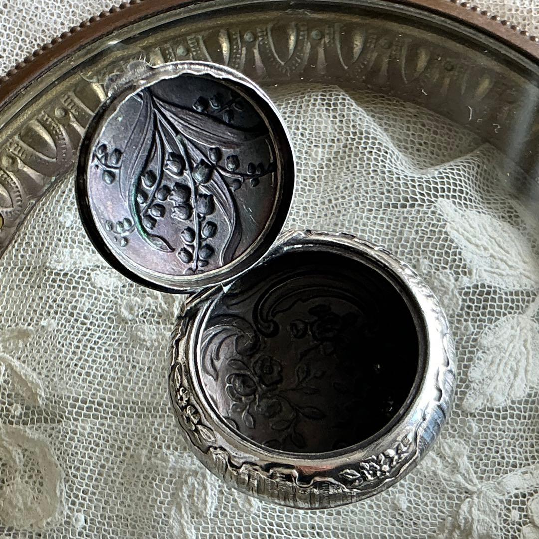 【C】フランスアンティーク　すずらん　ピルケース　シルバープレート