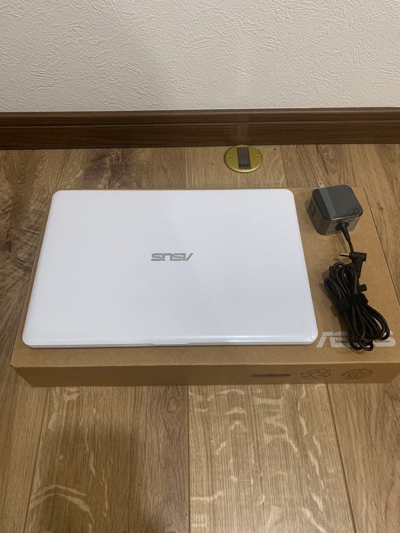 【美品】ASUS ノートパソコン　E203m ホワイト