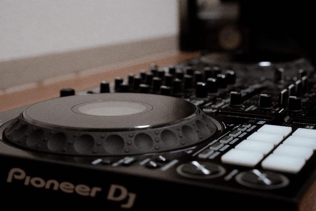 美品 22年製 箱有り Pioneer DDJ1000 PCスタンド付き