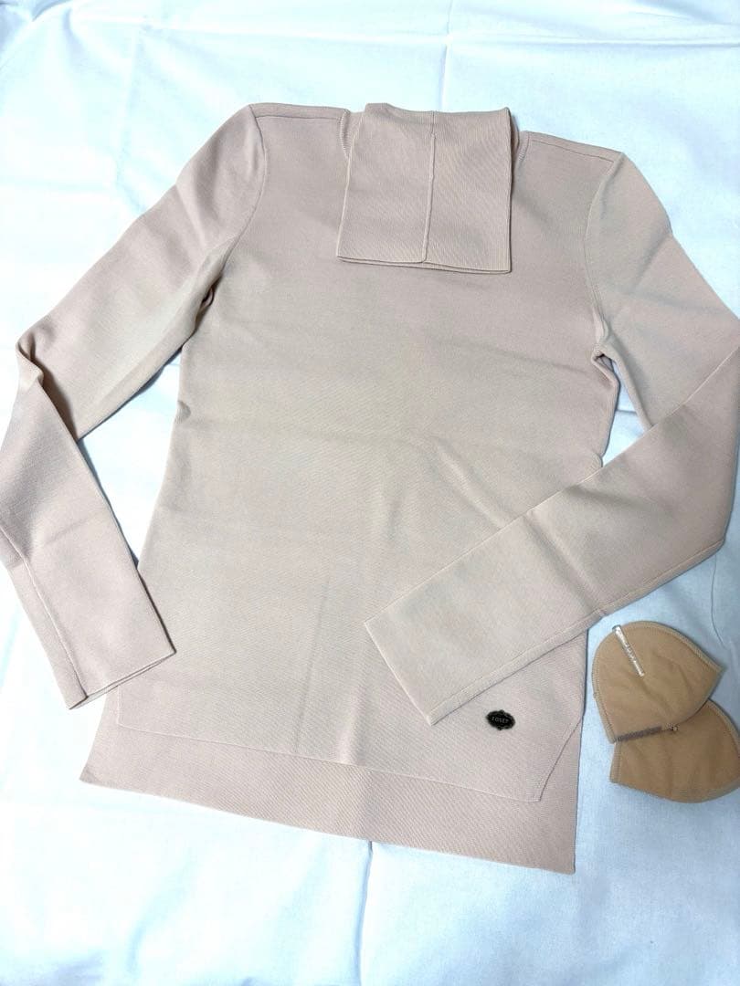 【美品】FOXEYフォクシー グレースウールタートルニットトップス ロゴ付き