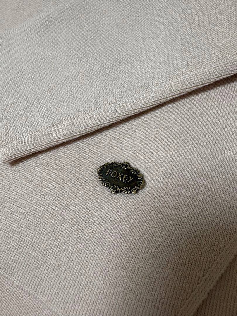 【美品】FOXEYフォクシー グレースウールタートルニットトップス ロゴ付き