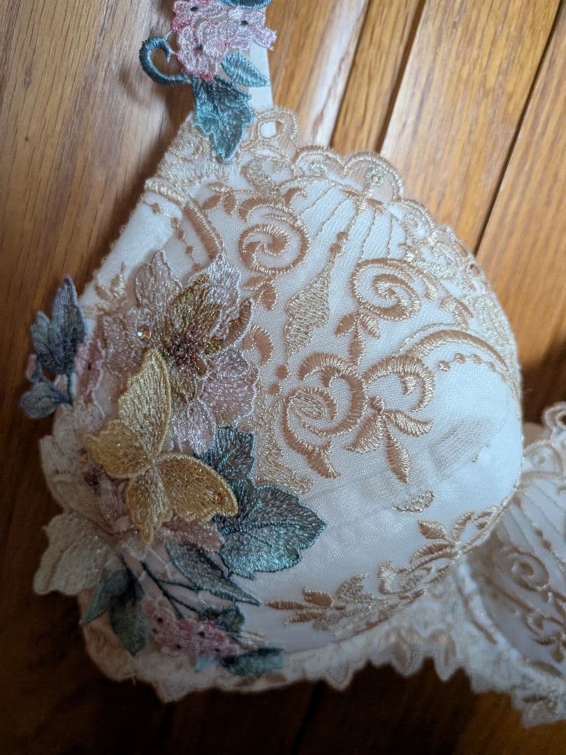 サルート、アンデルセン童話おやゆび姫ブラジャーE75サイズ。