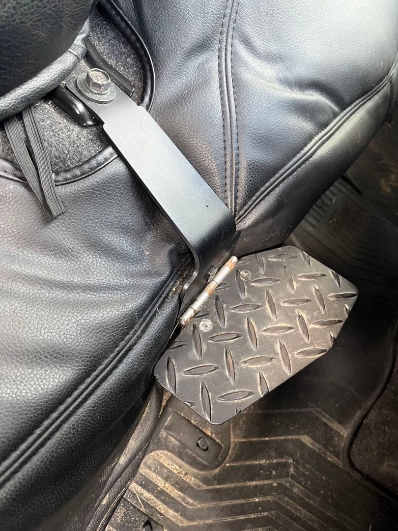 NV350 キャラバン 折り畳み フットレスト レッグパッド　ホイールカバー