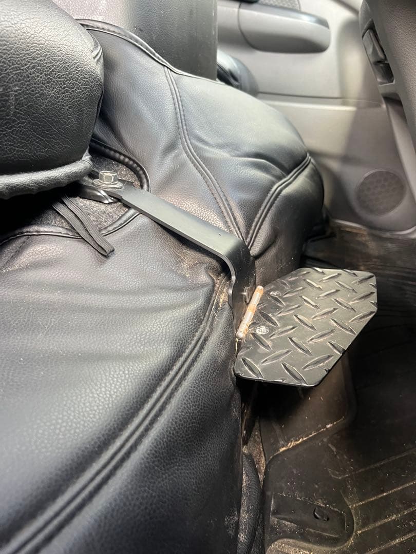 NV350 キャラバン 折り畳み フットレスト レッグパッド　ホイールカバー