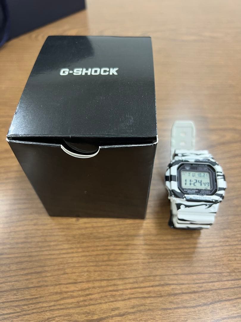 GW-M5610BW-7JF ソーラー電波　ゼブラ