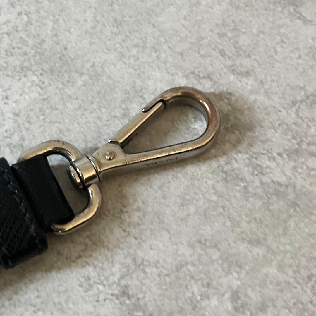 【美品】PRADA　キーホルダー　キーリング　三角ロゴ　サフィアーノレザー　黒