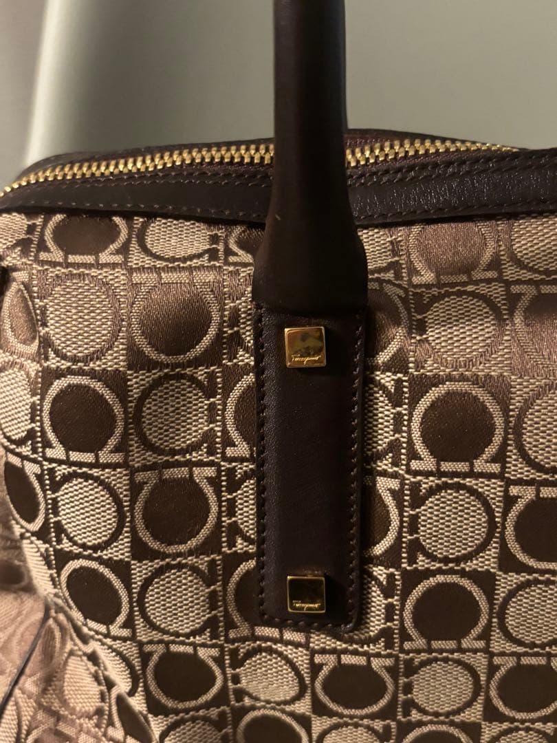 サルヴァトーレフェラガモ ガンチーニ柄 ハンドバッグ