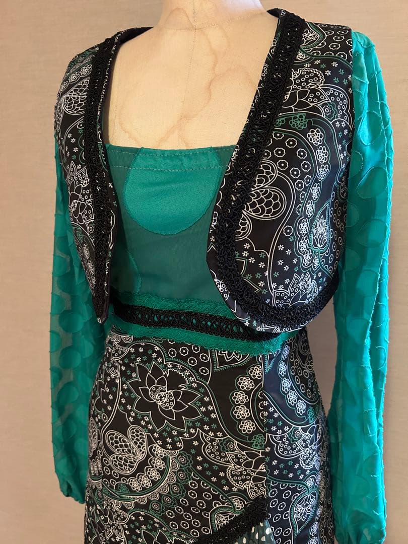 フラメンコ衣装グリーン× ブラックワンピースとチャレコのセットアップ