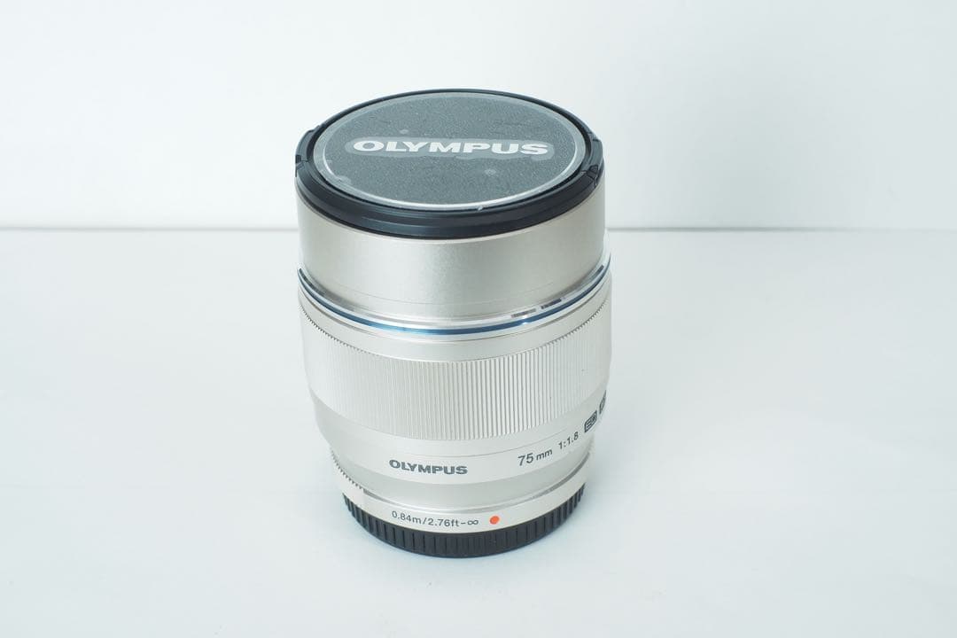 OLYMPUS M.zuiko 75mm F1.8 シルバー 社外フード 単焦点