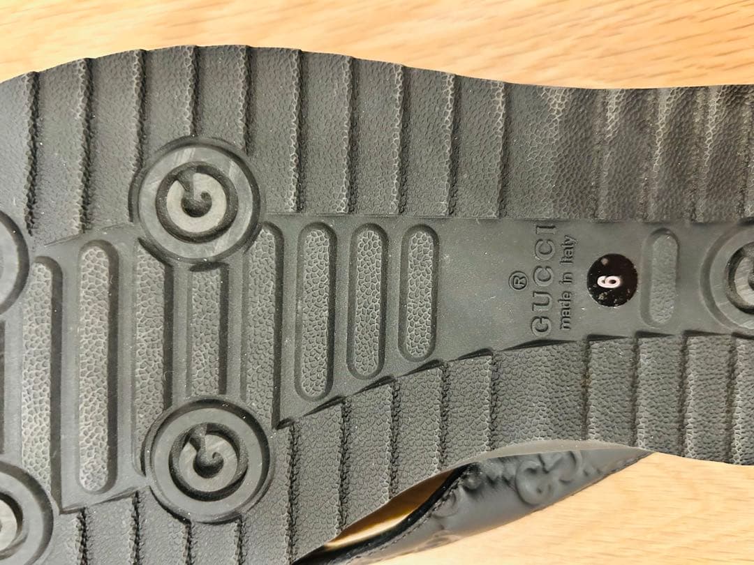 GUCCI ブラックレザーサンダル トングスタイル