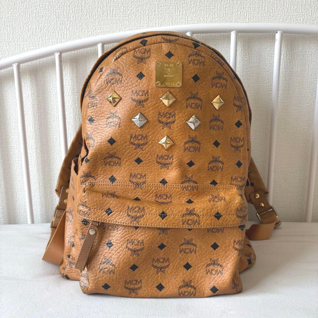 MCM スタッズ付きバックパック キャメル