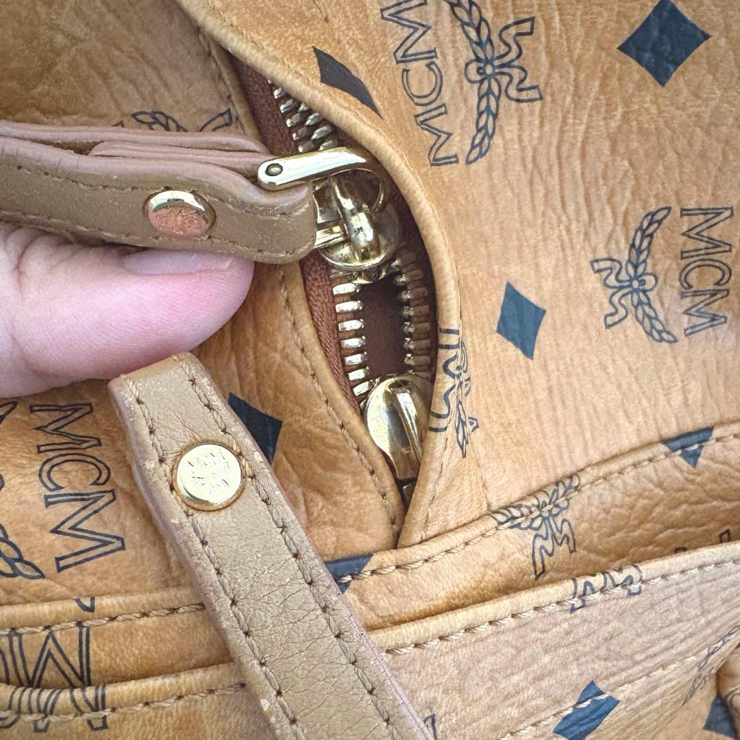 MCM スタッズ付きバックパック キャメル