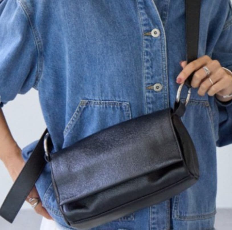 BEARDSLEY ビアズリー　レザーボディバッグ　ブラック